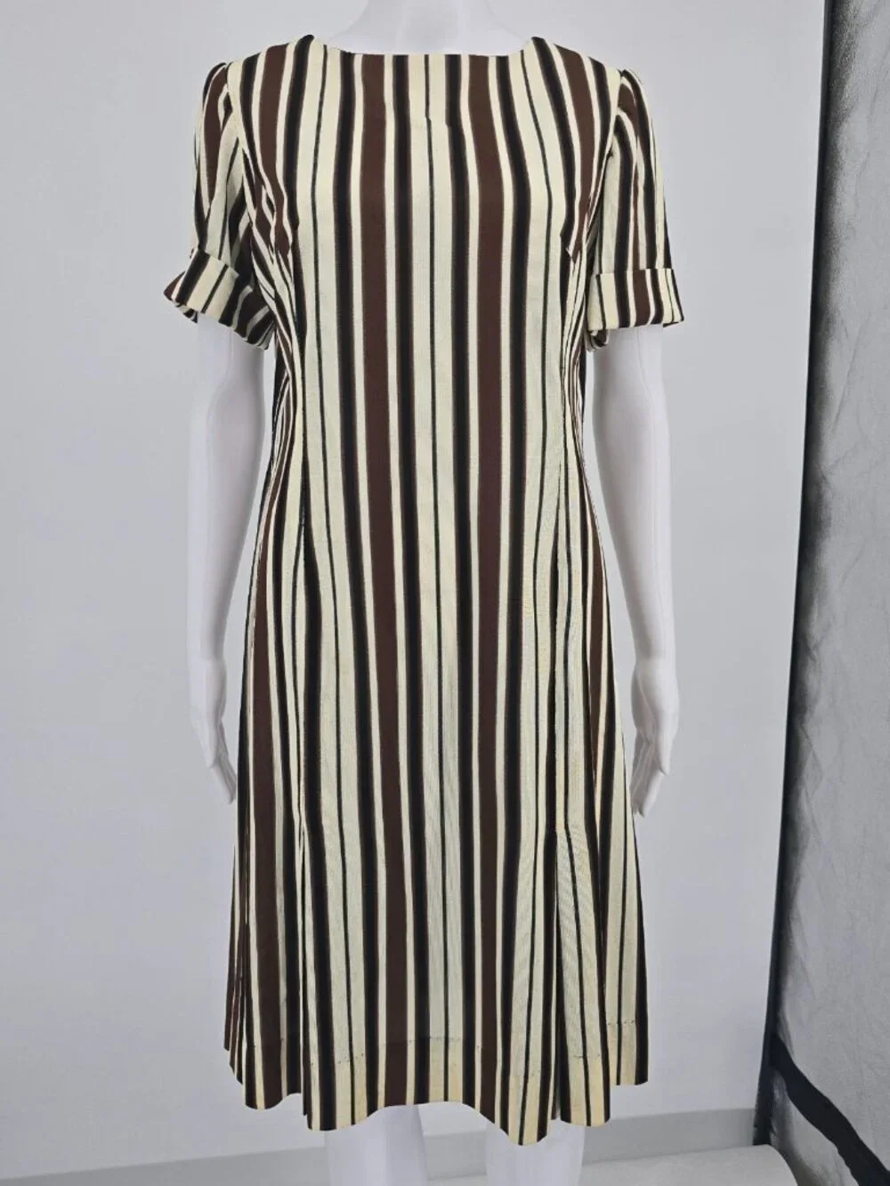 Vintage 1970s Brown/Cream/Black Mod Op Art Vertical Striped Shift Dress (M)